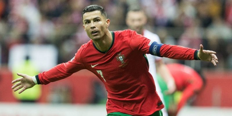 Cristiano Ronaldo ghi bàn vào lưới Ba Lan tiếp tục với mục tiêu 1000 bàn thắng